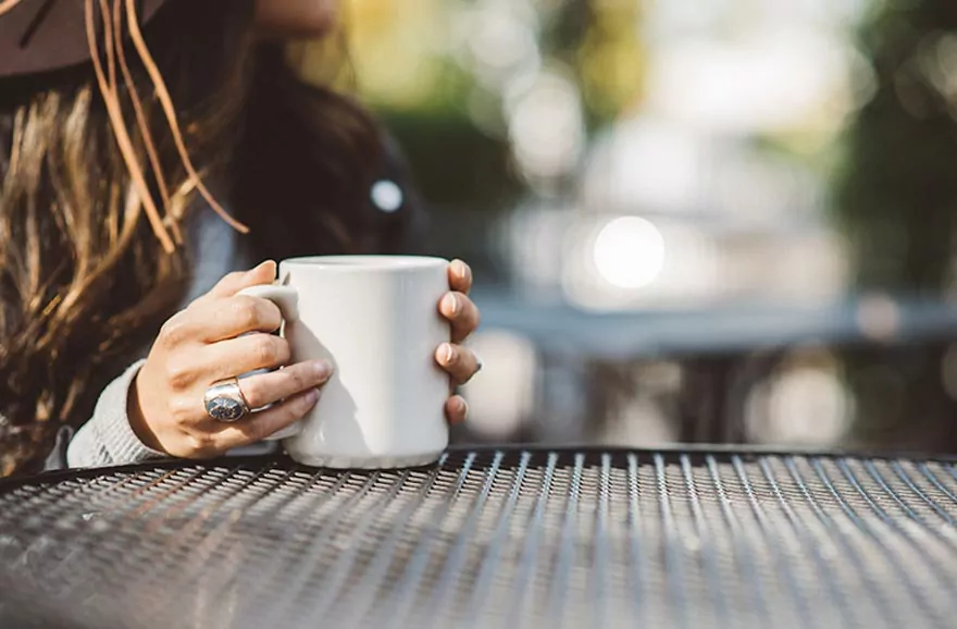 trabajadores hacen una pausa para tomar café